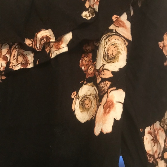 Black flowered Jella C. cold shoulder top - Picture 2 of 2